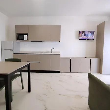 Modernly Renovated With Balcony In アパート *