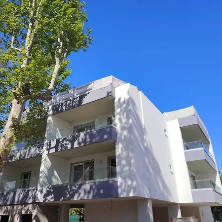 Modernly Renovated With Balcony In アパート ビビオーネ