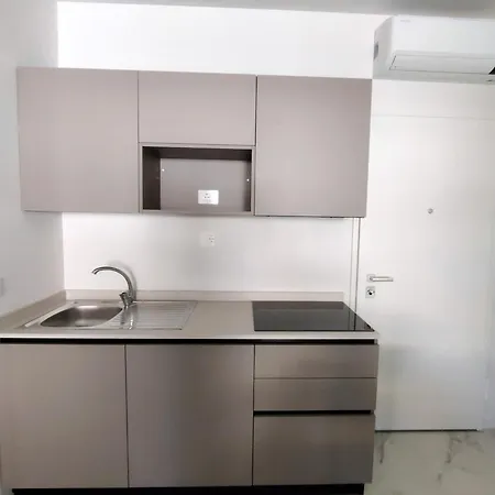 Modernly Renovated With Balcony In アパート