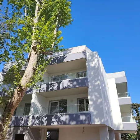 アパート Modernly Renovated With Balcony In ビビオーネ