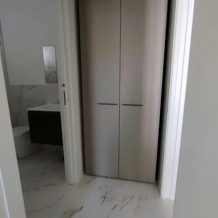 アパート Modernly Renovated With Balcony In *